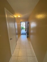 8255 Kingsbrook Rd in Houston, TX - Building Photo - Building Photo