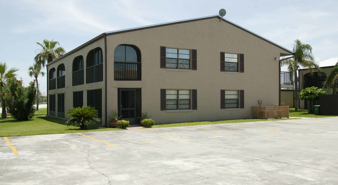 405 Tyler Ave in Cape Canaveral, FL - Building Photo