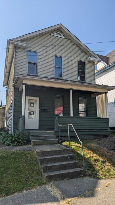 415 W Front St in Oil City, PA - Building Photo