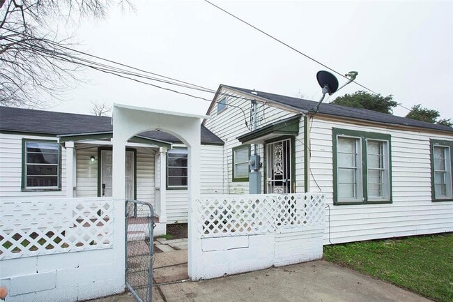 1103 E 25th St photo'