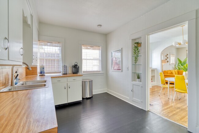 2215 SE Powell Blvd in Portland, OR - Building Photo - Building Photo