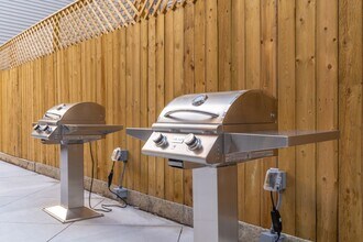 629 W Girard Ave in Philadelphia, PA - Foto de edificio - Building Photo