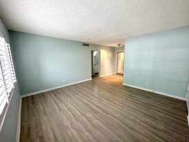 2210 NE 56th Pl, Unit 101