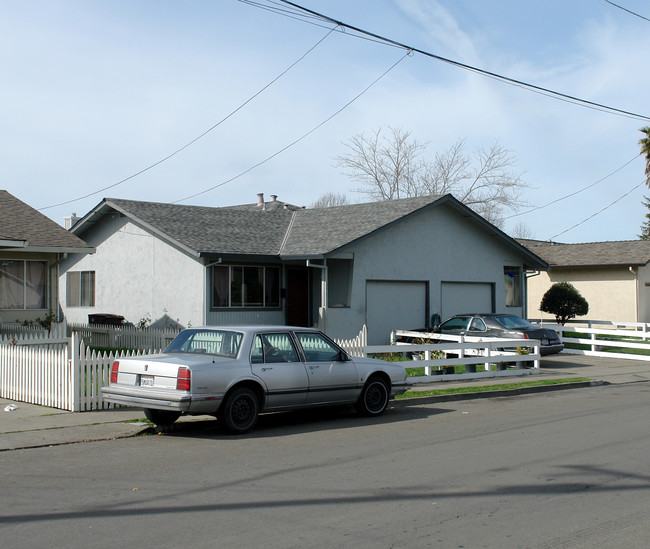 1319 Beachwood Dr in Santa Rosa, CA - Foto de edificio - Building Photo