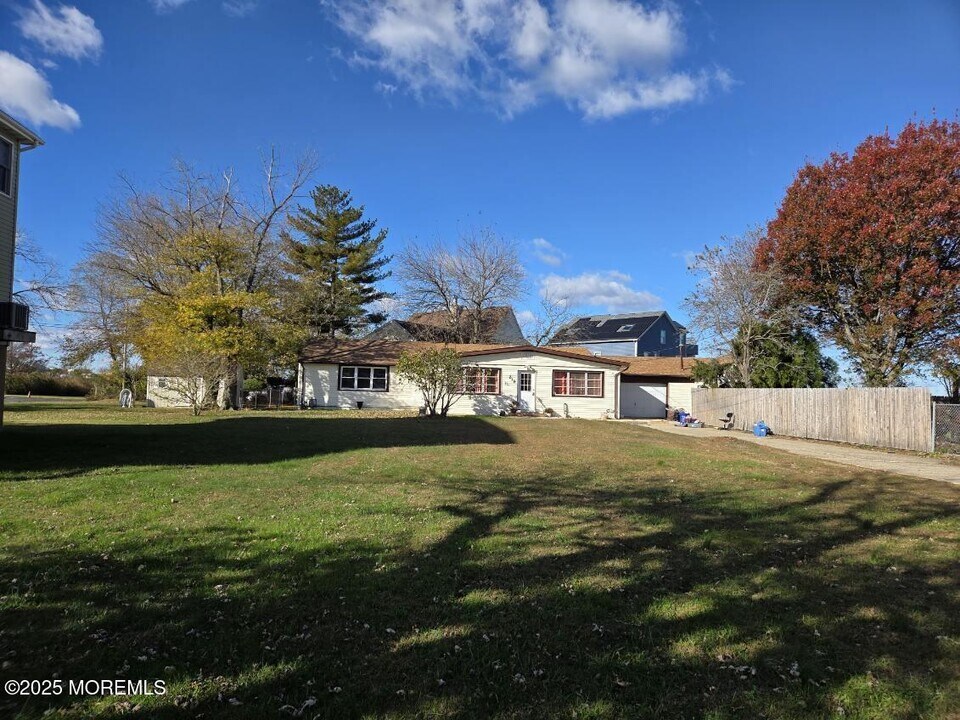 219 Dock St in Union Beach, NJ - Building Photo
