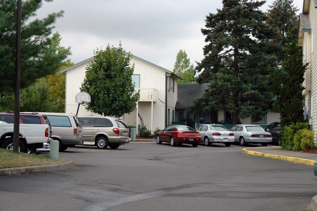 Vista Apartments in Salem, OR - Building Photo