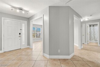 1016 NE 36th Terrace in Cape Coral, FL - Foto de edificio - Building Photo