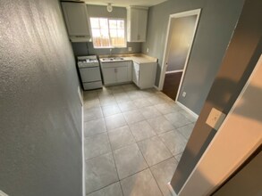 204 E 10th St-Unit -Rear in San Bernardino, CA - Building Photo - Building Photo