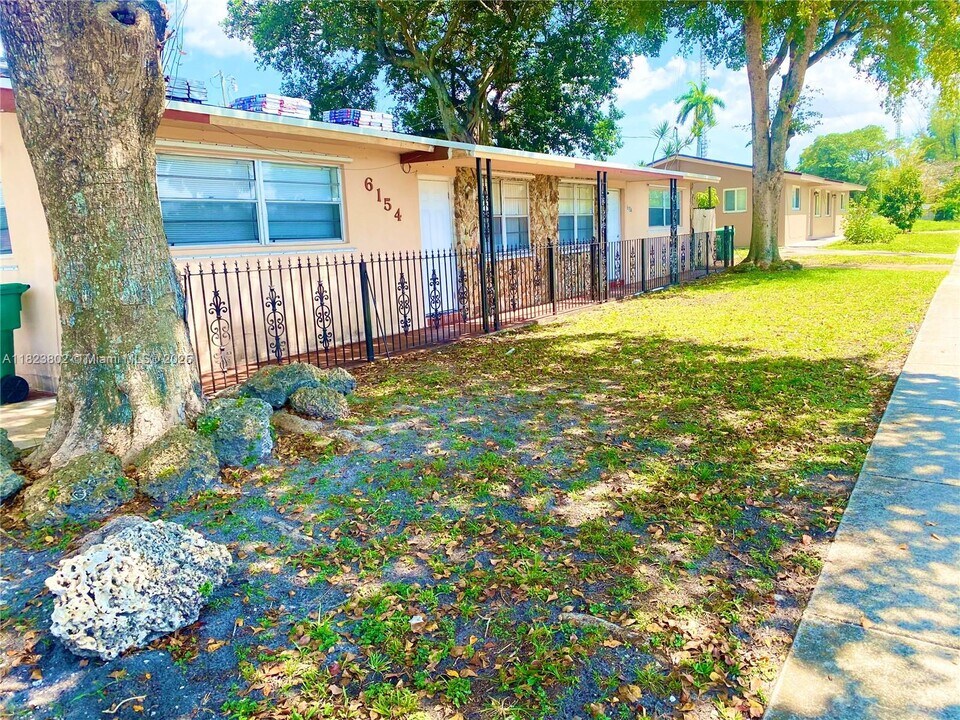6154 SW 38th St, Unit 1 in Miramar, FL - Foto de edificio