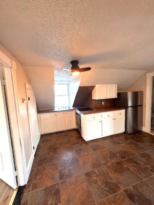 7-9 Spring Street, Unit Unit #3 in West Warwick, RI - Foto de edificio - Building Photo