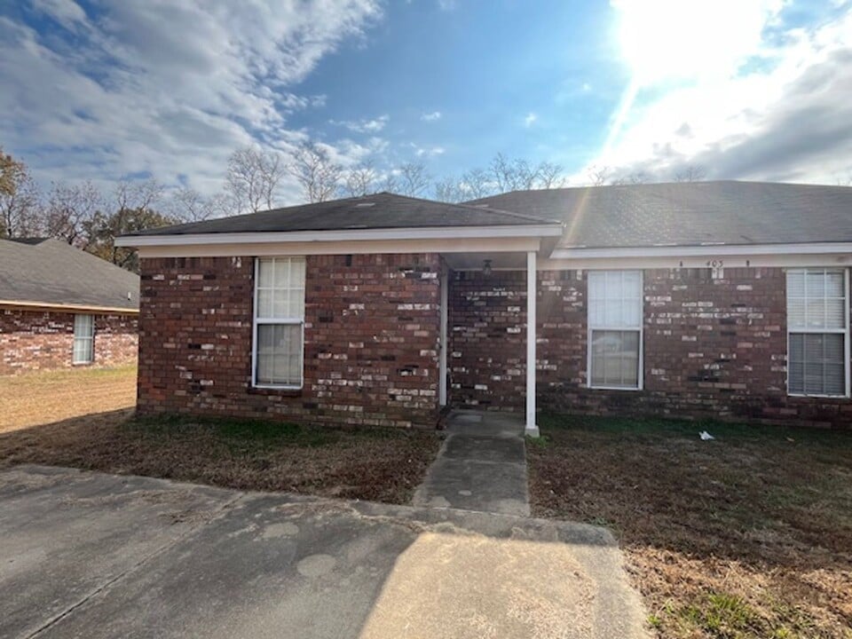 403 Bruce St in Senatobia, MS - Building Photo