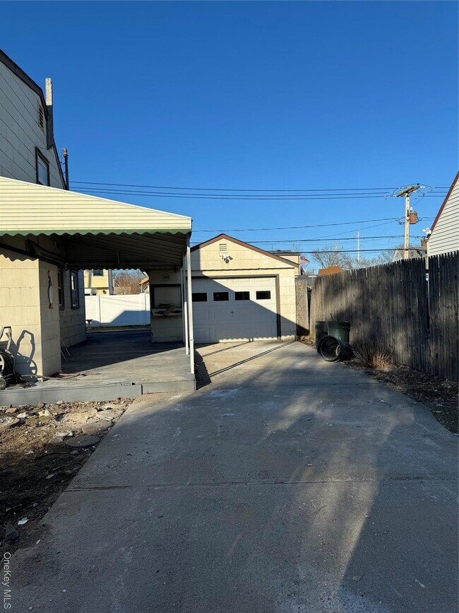 11 Blue Spruce Rd in Levittown, NY - Building Photo - Building Photo