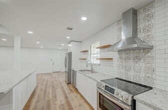 6130 Shadow Crest St in Houston, TX - Building Photo - Building Photo