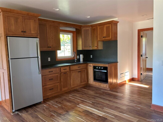 21 Highland St in Millerton, NY - Foto de edificio - Building Photo