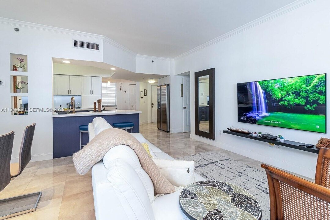 3165 NE 184th St in Aventura, FL - Foto de edificio