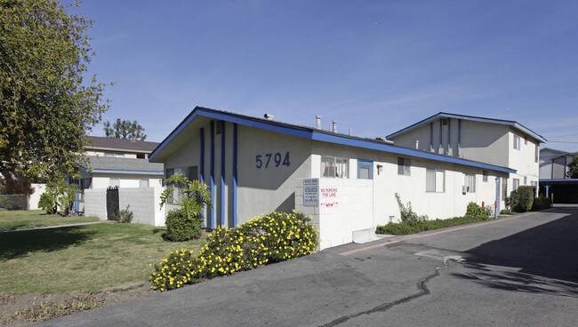 5792-5794 Rostrata Ave in Buena Park, CA - Foto de edificio - Building Photo