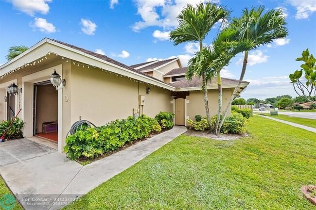 13924 Folkestone Cir in Wellington, FL - Building Photo - Building Photo