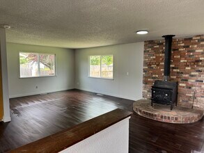 314 Hawthorne St in Sutherlin, OR - Building Photo - Building Photo