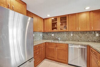 1000 Parkview Dr in Hallandale Beach, FL - Foto de edificio - Building Photo