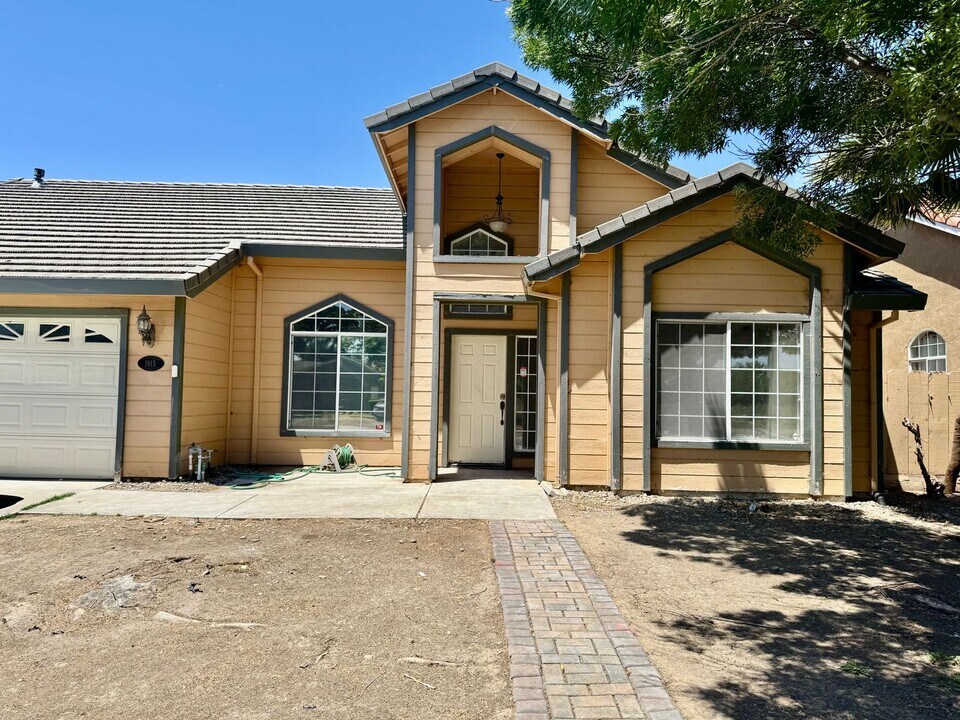 1915 Place Rd in Los Banos, CA - Building Photo