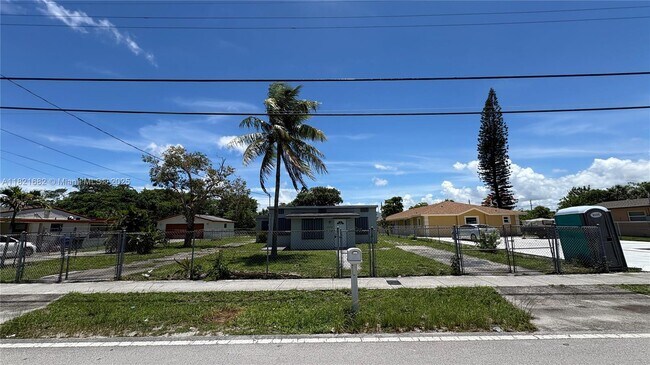 2432 NW 20th St in Fort Lauderdale, FL - Building Photo - Building Photo