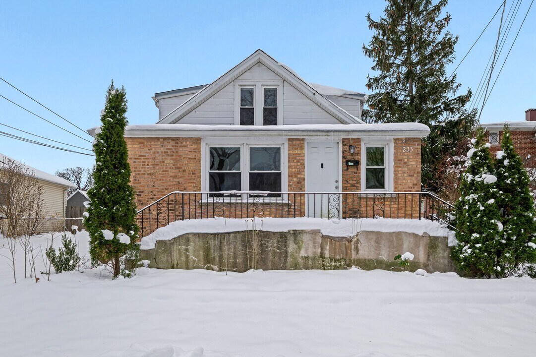 233 Llewellyn Ave in Highwood, IL - Foto de edificio