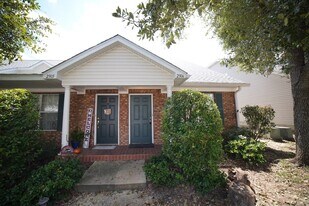 2738 W Tharpe St in Tallahassee, FL - Building Photo