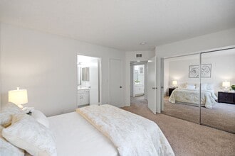 The Hallmark in Sherman Oaks, CA - Foto de edificio - Floor Plan