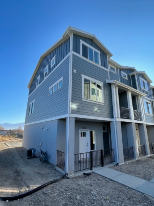 4696 W Miramonte Wy in Kearns, UT - Foto de edificio