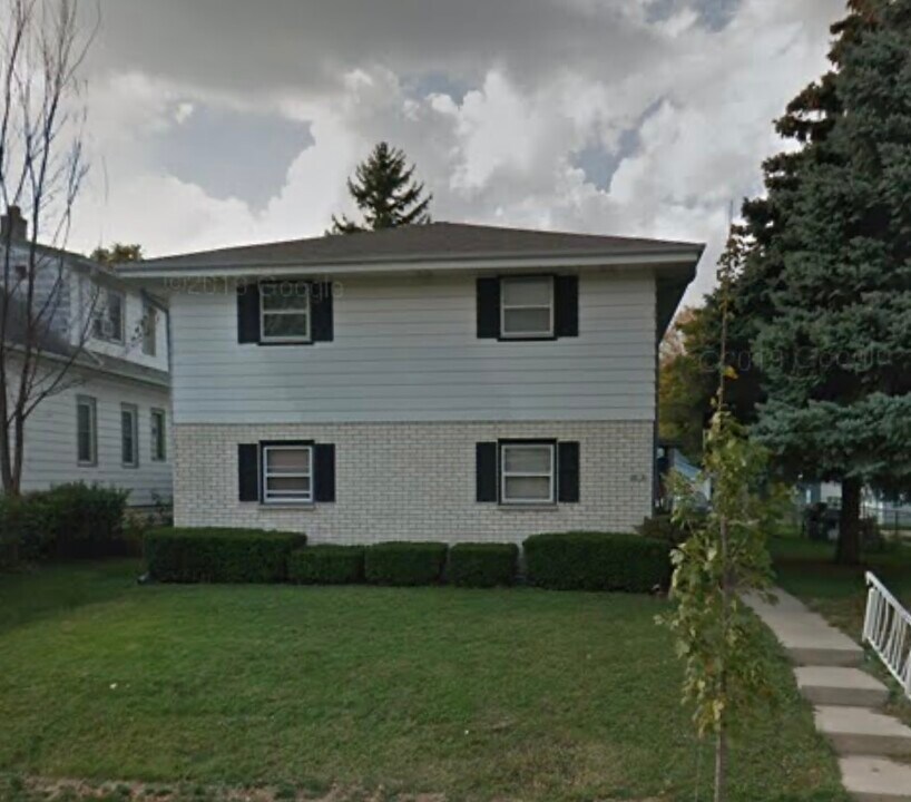 2151 S 85th St, Unit 201 in West Allis, WI - Foto de edificio