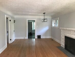OLD NORTH * Walk to St Joes / UH / UWO * 3 Bdrm * WHOLE House * JUNE 1st in London, ON - Building Photo - Building Photo