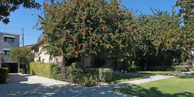 721 E Magnolia Blvd in Burbank, CA - Foto de edificio - Building Photo