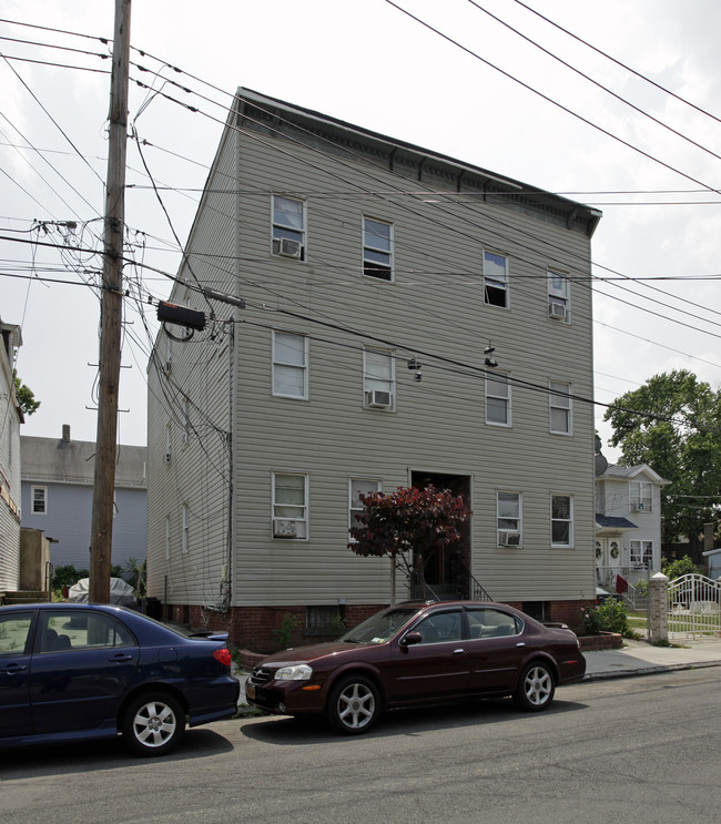 76 Grove Pl in Staten Island, NY - Building Photo - Building Photo