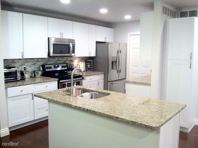 324 Stratford Ln in Lake Orion, MI - Building Photo - Building Photo