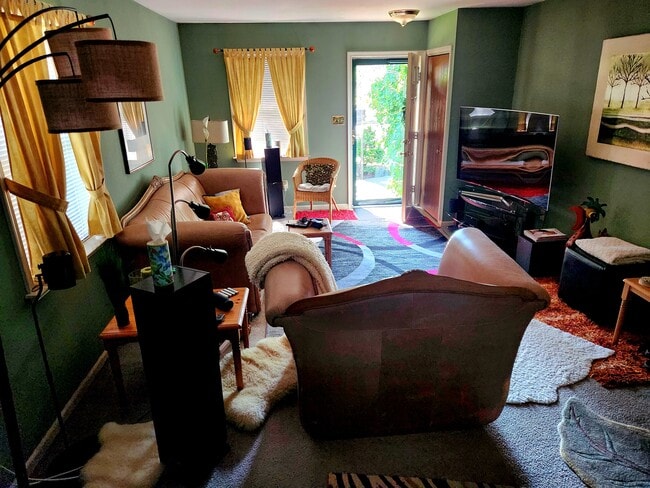 1637 Ilona Dr, Unit LARGE PRIVATE ROOM in Hellertown, PA - Building Photo - Building Photo