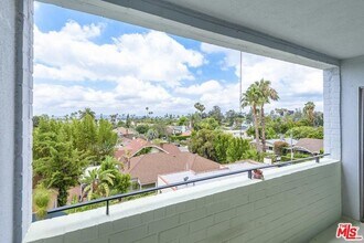 7560 Hollywood Blvd, Unit 303 in Los Angeles, CA - Foto de edificio - Building Photo