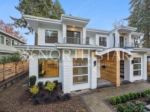 373 9th St in Lake Oswego, OR - Building Photo - Building Photo