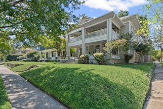 301 S Edgefield Ave in Dallas, TX - Building Photo - Building Photo