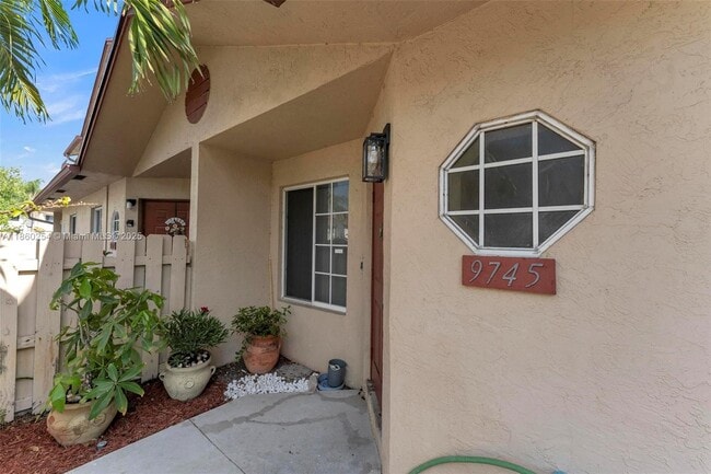 9745 NW 37th St in Sunrise, FL - Building Photo - Building Photo