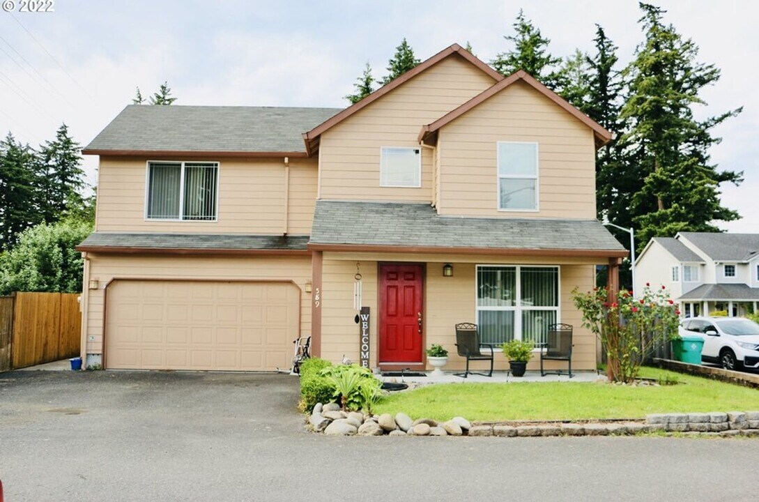 589 NE 200th Pl in Portland, OR - Building Photo