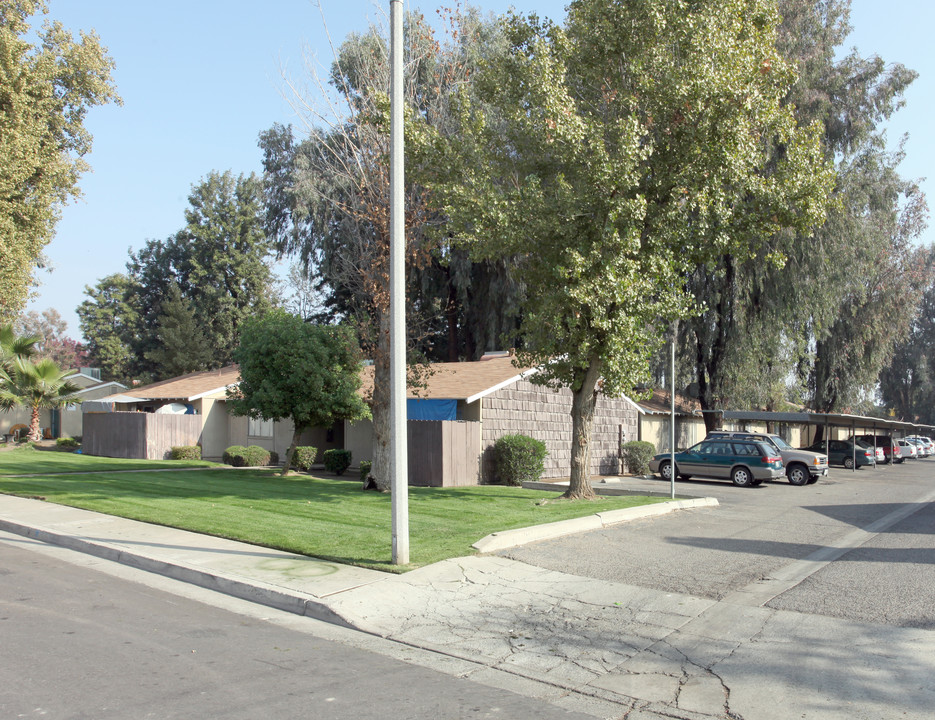 Redwood Apartments in Hanford, CA - Foto de edificio