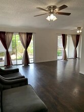 1084 Longfellow Cir in Sarasota, FL - Foto de edificio - Building Photo