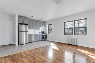 105 Long Beach Rd in Hempstead, NY - Building Photo