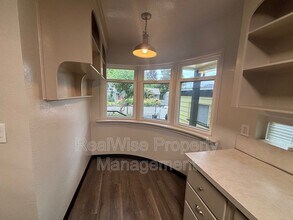 364 W Selmar Ct in Roseburg, OR - Building Photo - Building Photo