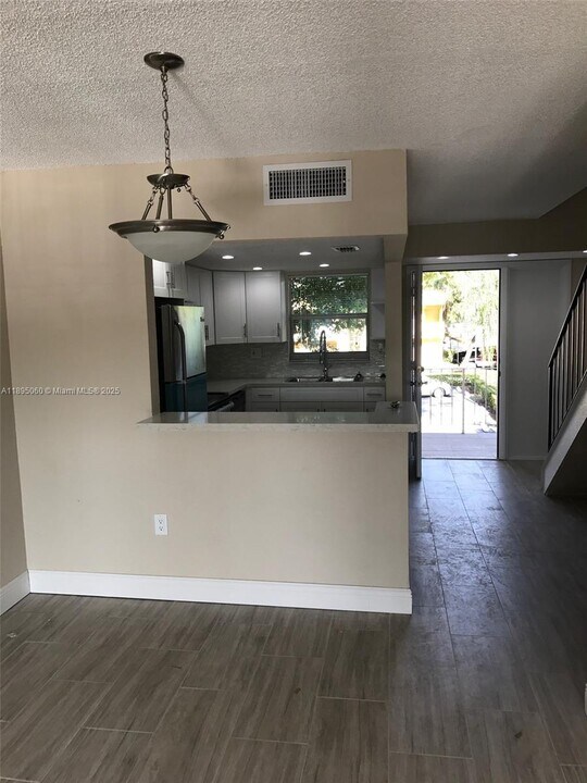 9353 Fontainebleau Blvd in Miami, FL - Building Photo