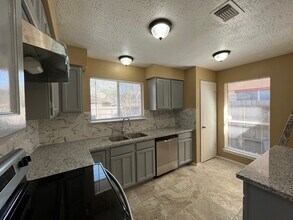13327 Myrna Ln in Houston, TX - Foto de edificio - Building Photo