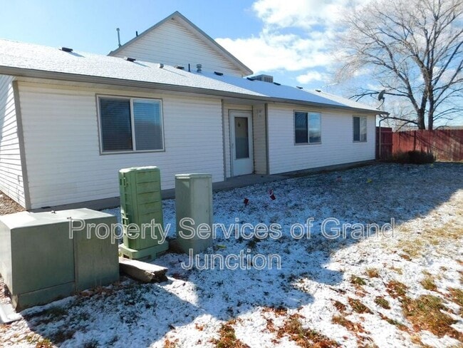 393 Sunnyside Cir in Grand Junction, CO - Foto de edificio - Building Photo