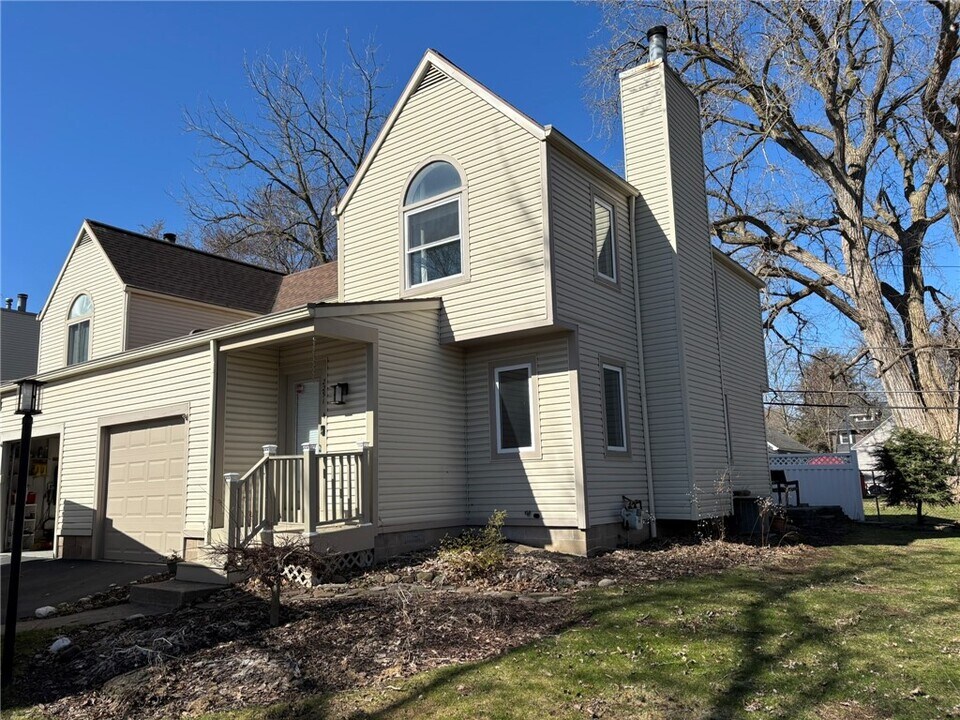 2251 E Main St in Rochester, NY - Building Photo