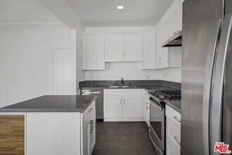 451 N Orange Grove Ave in Los Angeles, CA - Building Photo - Building Photo