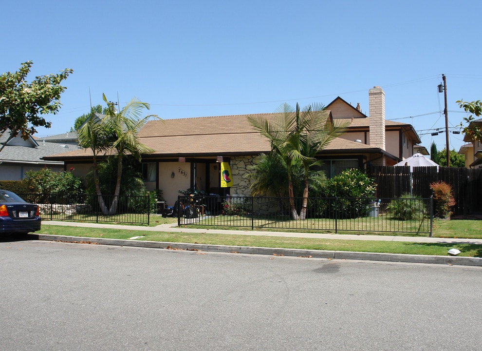 7631 Amazon Dr in Huntington Beach, CA - Building Photo